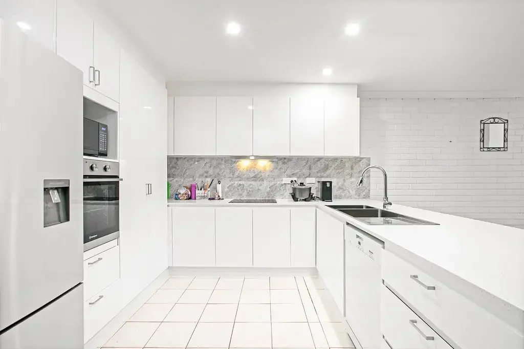 Erskine Park 4침실 Fully renovated family home with new kitchen and bathroom