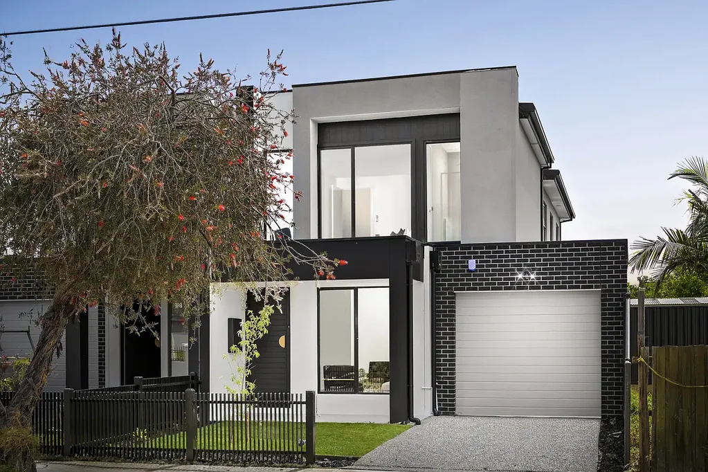 Avondale Heights 4Zimmer Luxury Living with Riverside Prestige