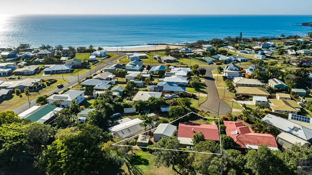 Burnett Heads 3 Bedroom Coastal Gem Near Patrolled Oaks Beach - The Perfect Downsize, Investment, or Family Home!