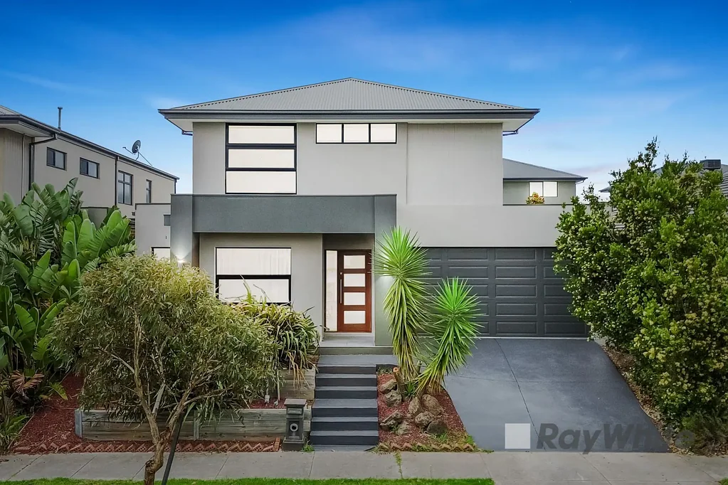 Clyde North 5 Bedroom Magnificent family haven - Heritage Hill Estate!