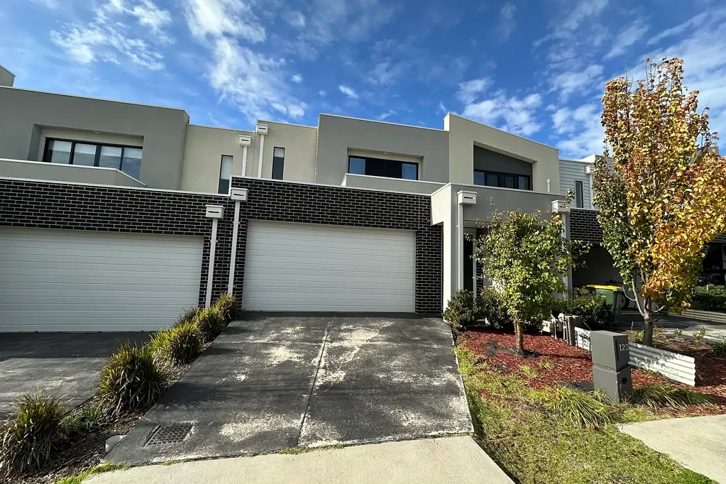 MODERN 3 BEDROOM TOWNHOUSE - STYLISH, SPACIOUS & SOLAR-POWER