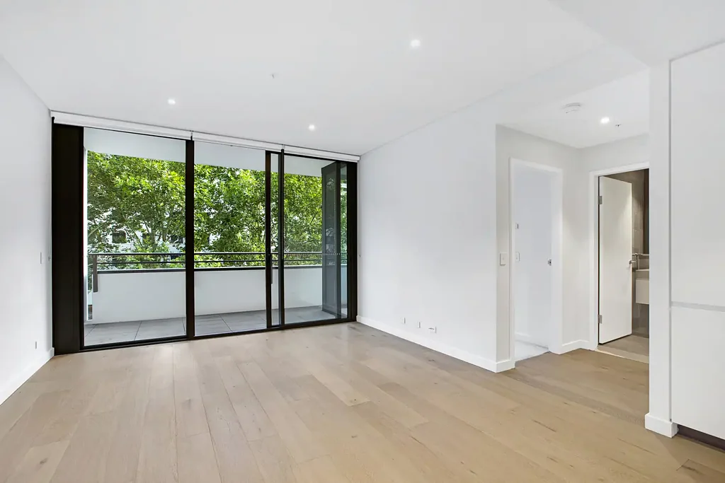 Luxury One-Bedroom Apartment with Spacious Study in the Heart of Chinatown