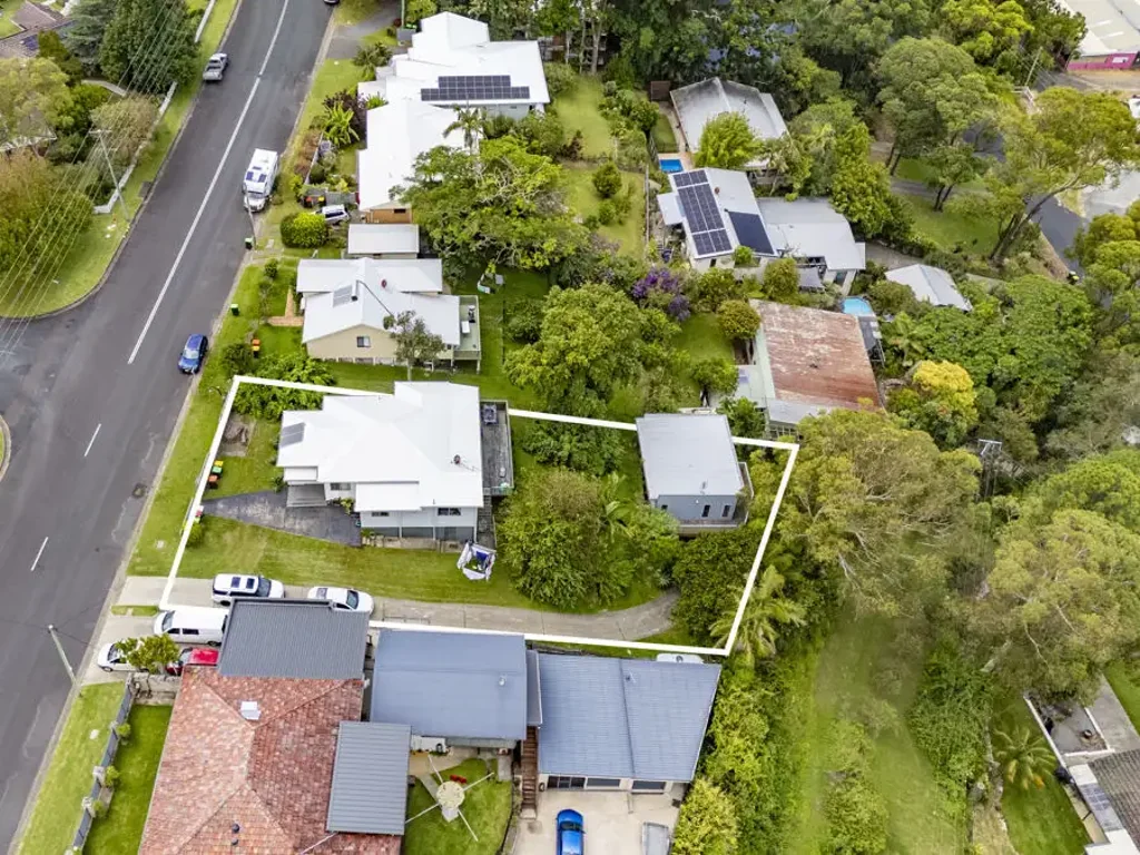 Coffs Harbour 6 Bedroom Dual Homes on 1126mÂ² R3 Zoned Block - Investment, Development or Multi-Generational Living