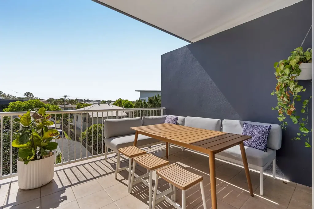 Bright Top Floor Unit Steps from the Foreshore **Rent $580 Increasing to $620 from 19/09/2025**