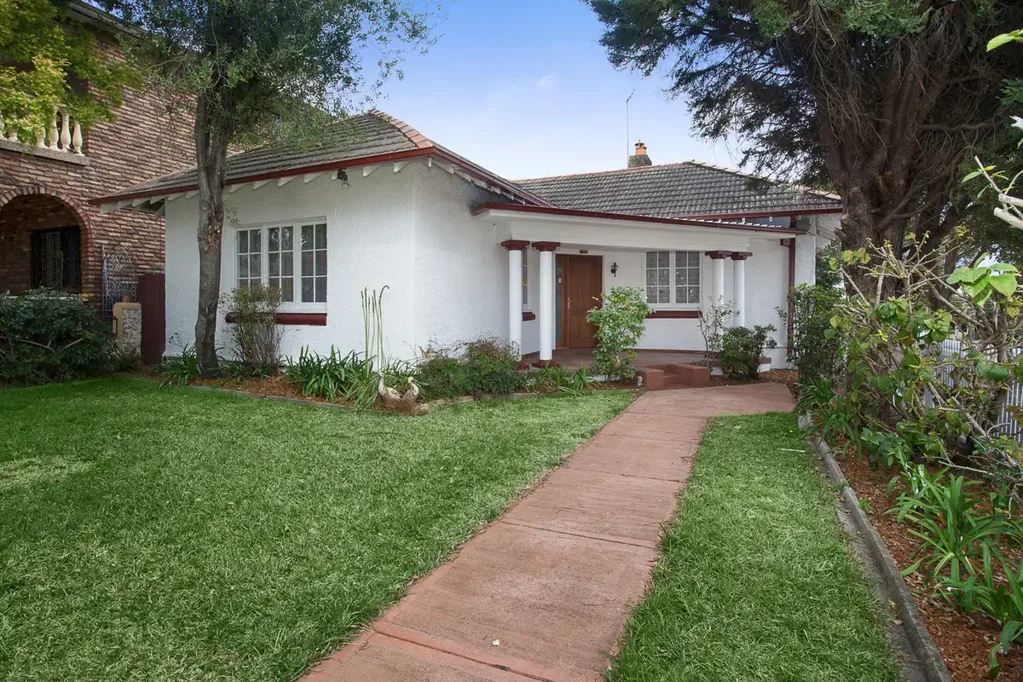 Strathfield South 3房 街角地块显眼 512.2㎡宽敞规模 成熟花园环绕 现代舒适便利 社区稳定宁静 步行生活配套 Spacious Family Home on Corner Block with Multiple Living Areas