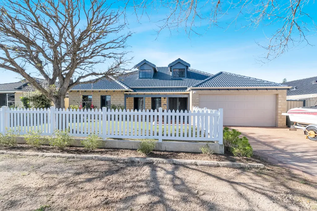 4x2 Family home with a pool!