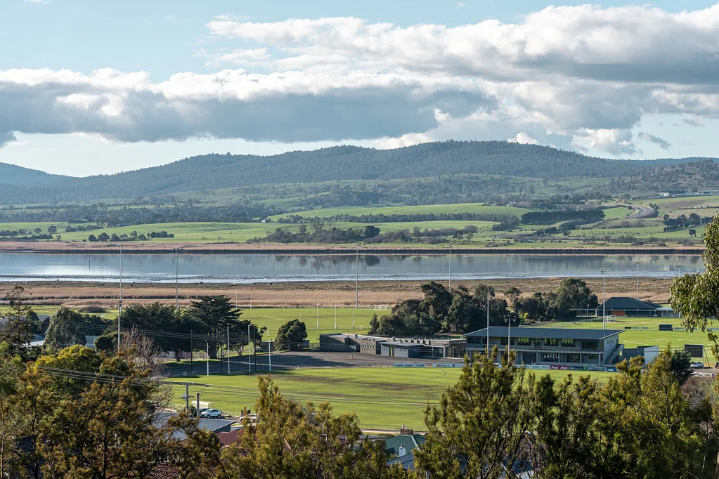 Riverside Panoramic views of the Tamar Valley on 2231m2