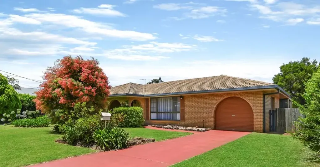 LARGE FAMILY HOME IN SORT AFTER LOCATION - CENTENARY HEIGHTS