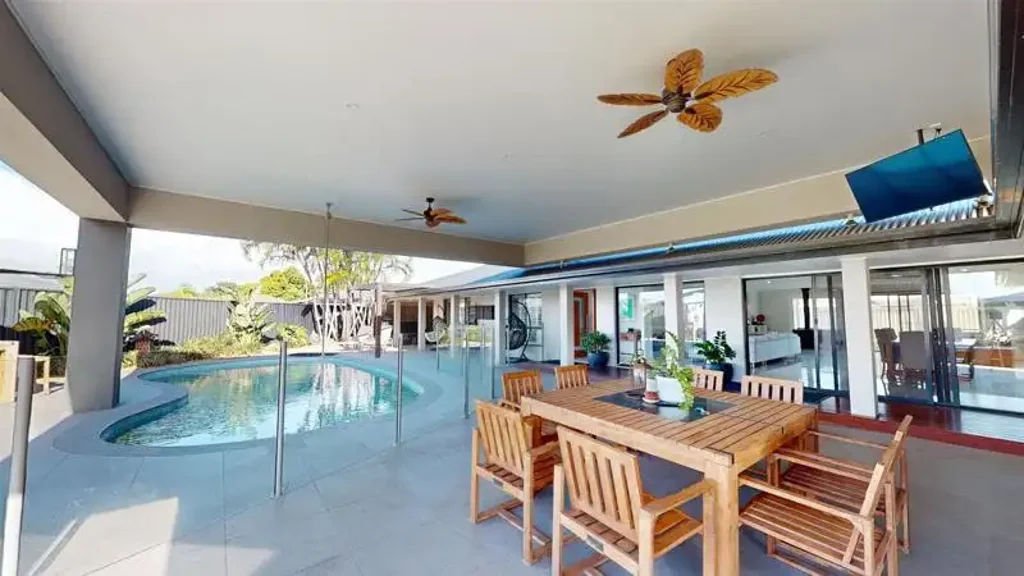 LARGE FAMILY FRIENDLY HOUSE WITH ALL THE BELLS AND WHISTLES