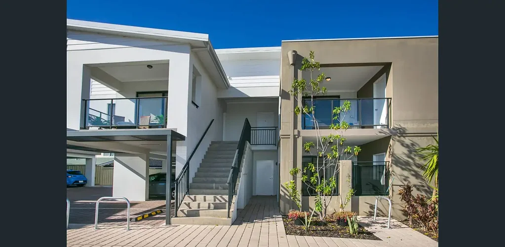 Amazing Apartment with Balcony – Modern, Easy Living in Belmont