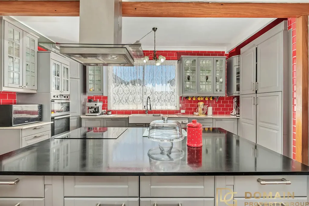 Umina Beach 3Phòng ngủ 3 WAY ACCESS - INVESTMENT OPPORTUNITY.