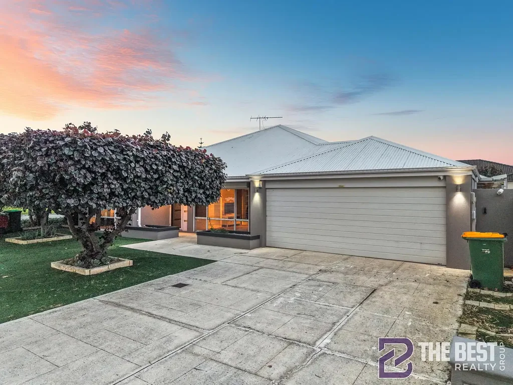 Wattle Grove 4房  Park-Facing Family Home with Multiple Living Areas, Solar & Powered Workshop