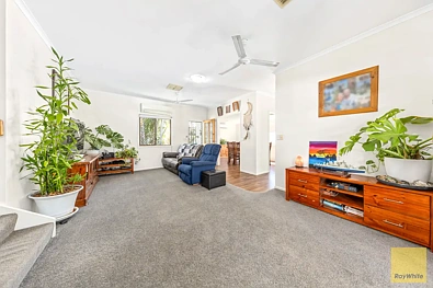 लिविंग रूम - 2 MICHELLE PL, EMERALD QLD 4720