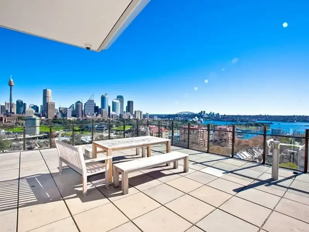 Designer inner city pad with sweeping city panoramas