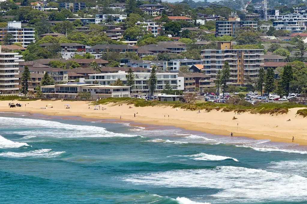 Dee Why 2房 全景Dee Why Lagoon 海景阳台 东北朝向 原始厨房 宽敞起居区 顶层公寓 安全建筑 稀有视野 RARE LEVEL 7 PENTHOUSE – PANORAMIC DEE WHY LAGOON & OCEAN VIEWS WITH DIRECT BEACH ACCESS