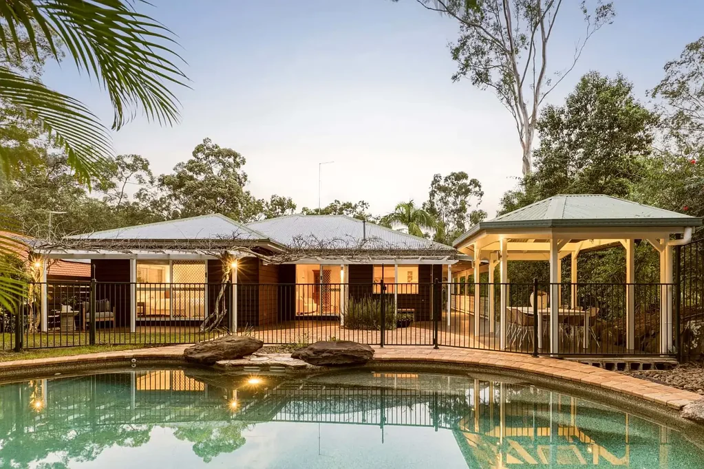 Chapel Hill 4Phòng ngủ Timeless Queensland Elegance in a Prized Parkside Cul-de-Sac