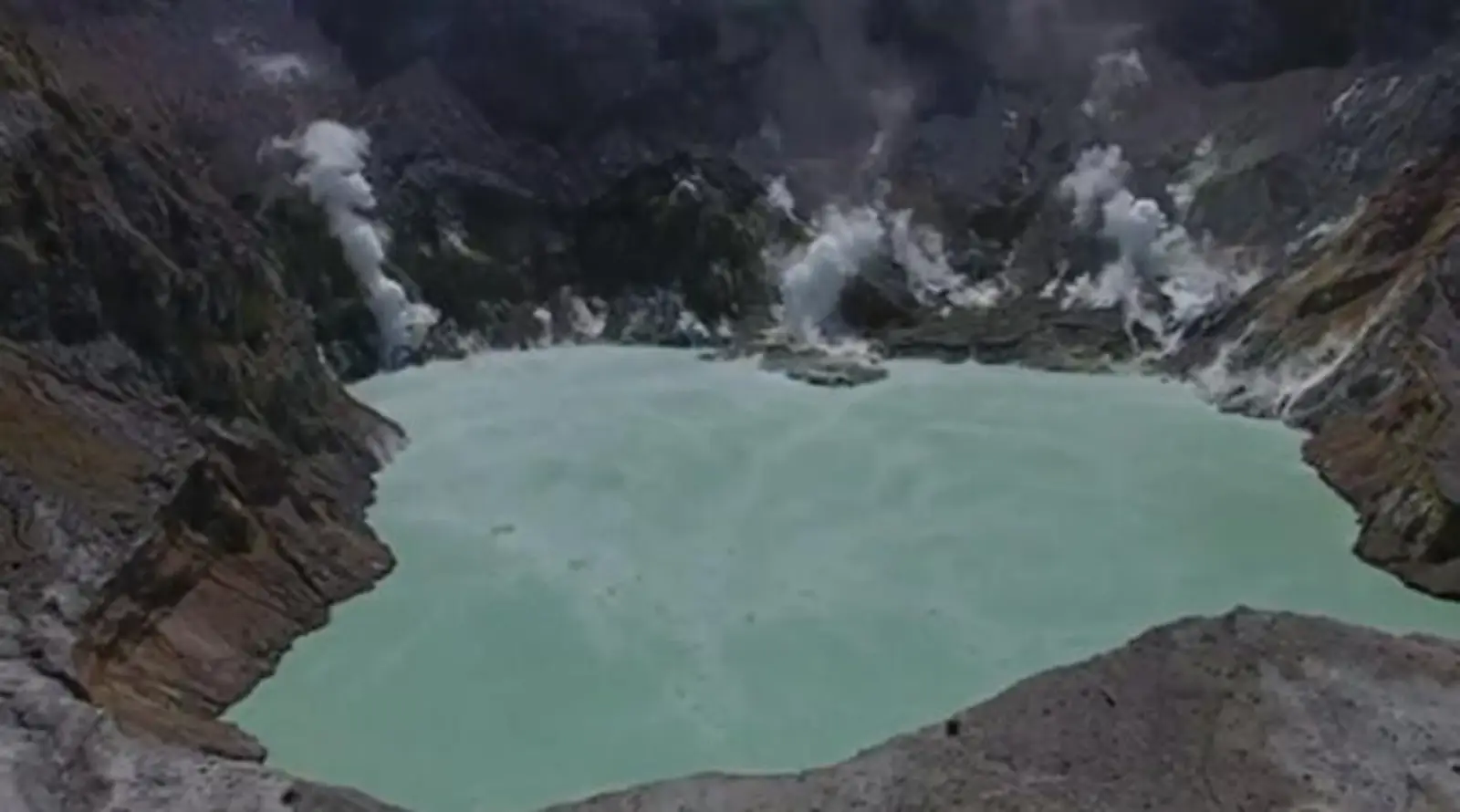 游客们注意了，新西兰最活跃火山上的火山口湖可能很快就会外溢