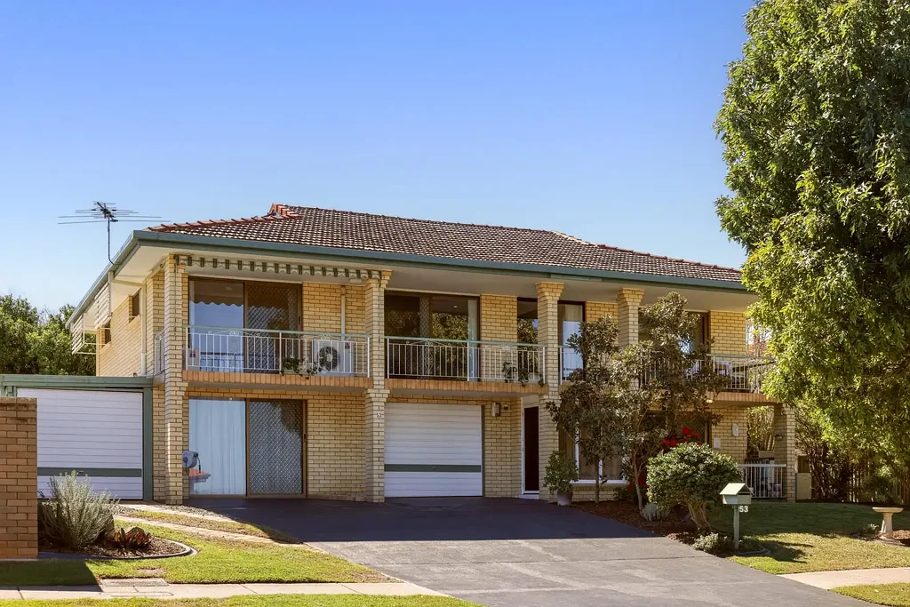 Bracken Ridge 3房 宽敞的家庭生活，带泳池、景观，还有成长空间！ Spacious Family Living with Pool, Views, and Room to Grow!
