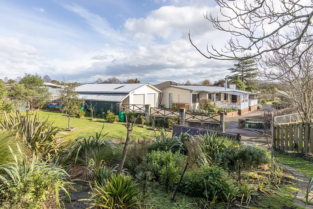 Waipukurau and Surrounds 4ਬੈੱਡਰੂਮ Much more than meets the eye!