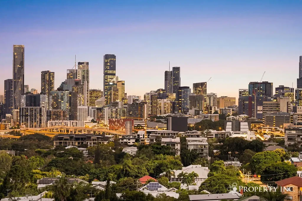 Lutwyche 2غرفة نوم NORTH-FACING WITH CITY VIEWS. EXPANSIVE OUTDOOR LIVING AND PRIVATE GRASSED COURTYARD. DUAL STORAGE.
