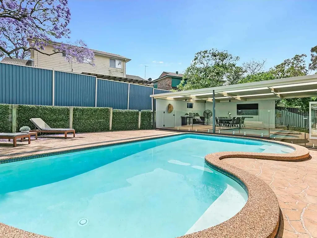 Kings Park 3房 超大遮盖户外 3卧带柜 现代开放生活区 燃气厨房俯瞰泳池 新浴室 太阳能系统 空调 木材地板 电动百叶窗 学区房 交通便利 Very Motivated Vendor