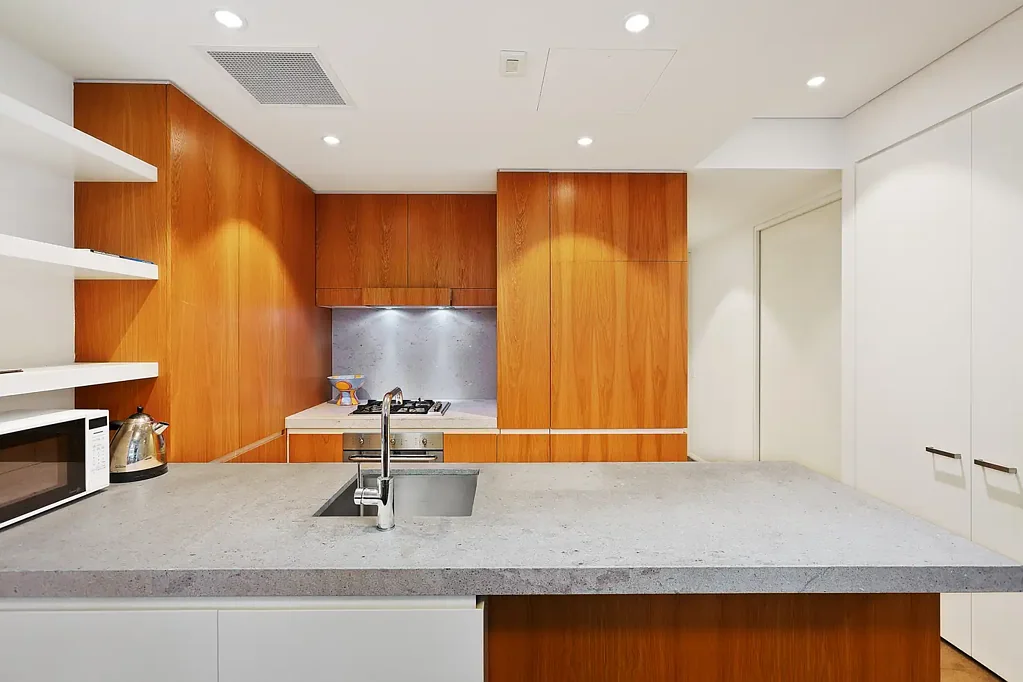 Beautifully presented one bedroom apartment with secure parking!