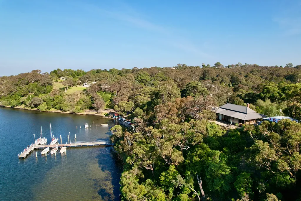Nungurner 3Kwarto Fantastic Water Views, A Rare Lakeside Retreat with Two Self-Contained Homes