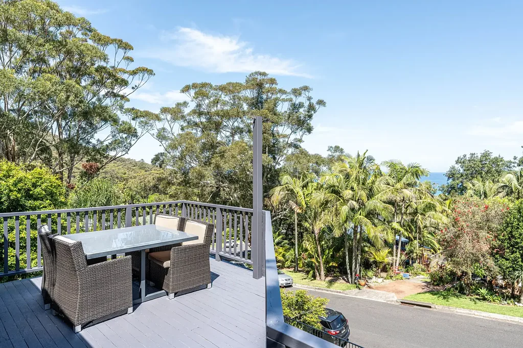 Stanwell Park 4房 宁静Stanwell Park中心村庄 部分翻新家庭住宅 开放式平面布局 新厨房石质台面 宽敞娱乐室壁炉 阶梯式草坪海洋视野 安全双车库 逆循环空调 全天候巡逻海滩 步行至咖啡馆学校 Family Friendly Home in Leafy Treetop Setting