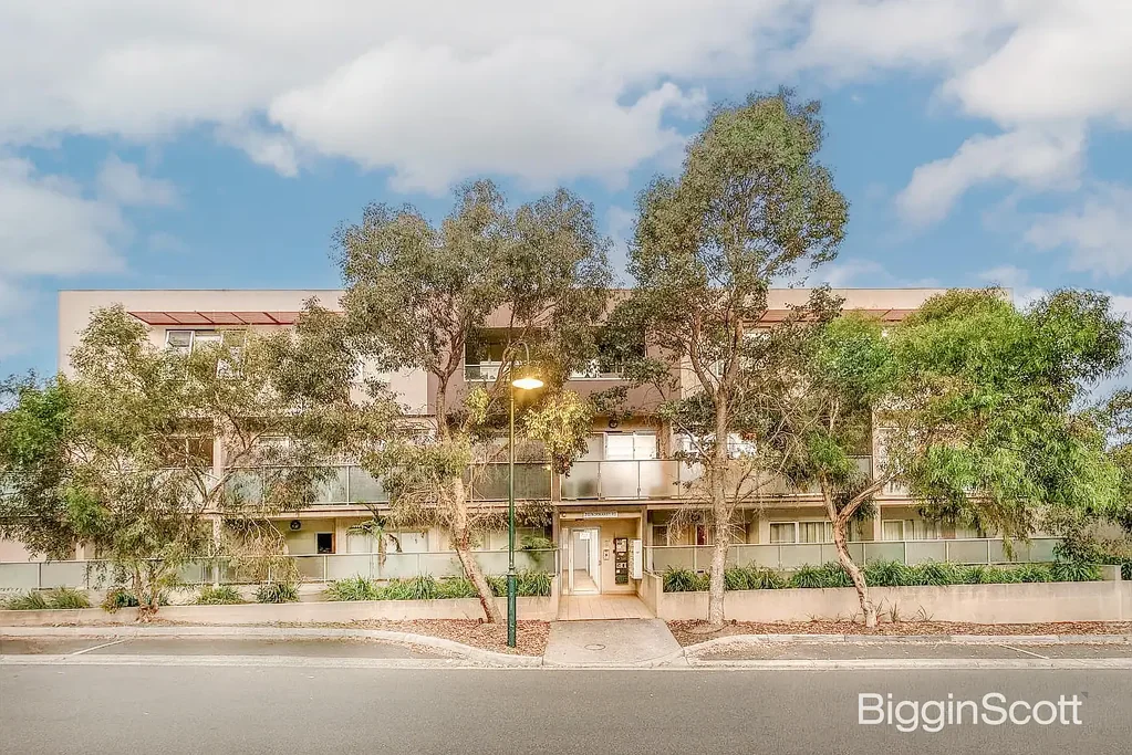 Beautifully Appointed 2-Bedroom with Stunning Views in Perfect Location