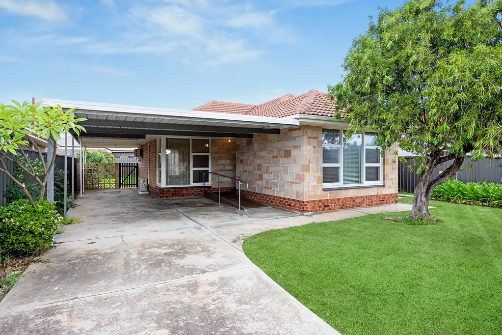 Seaton 3Zimmer Solid 1960's Home with Character and Potential
