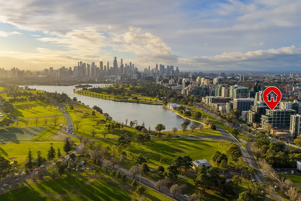 Melbourne 3房 湖景城市天际 精致设计血统 宽敞自然采光 高端厨房设施 无缝室内外流 奢华度假村式 优越湖畔地段 Refined Sixth-Floor Living with Expansive Albert Park Lake & City Views
