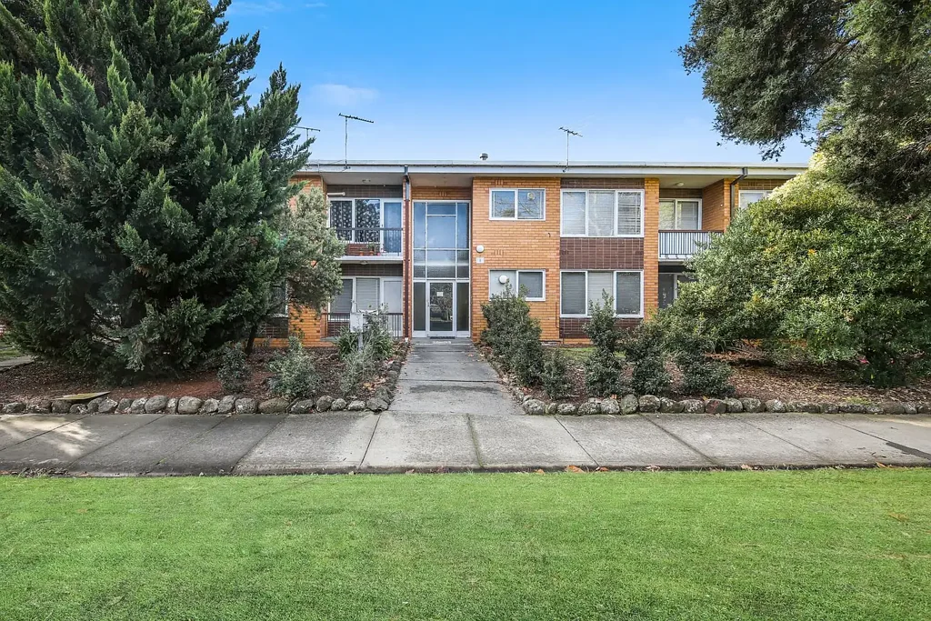 RENOVATED GROUND FLOOR SPACIOUS APARTMENT