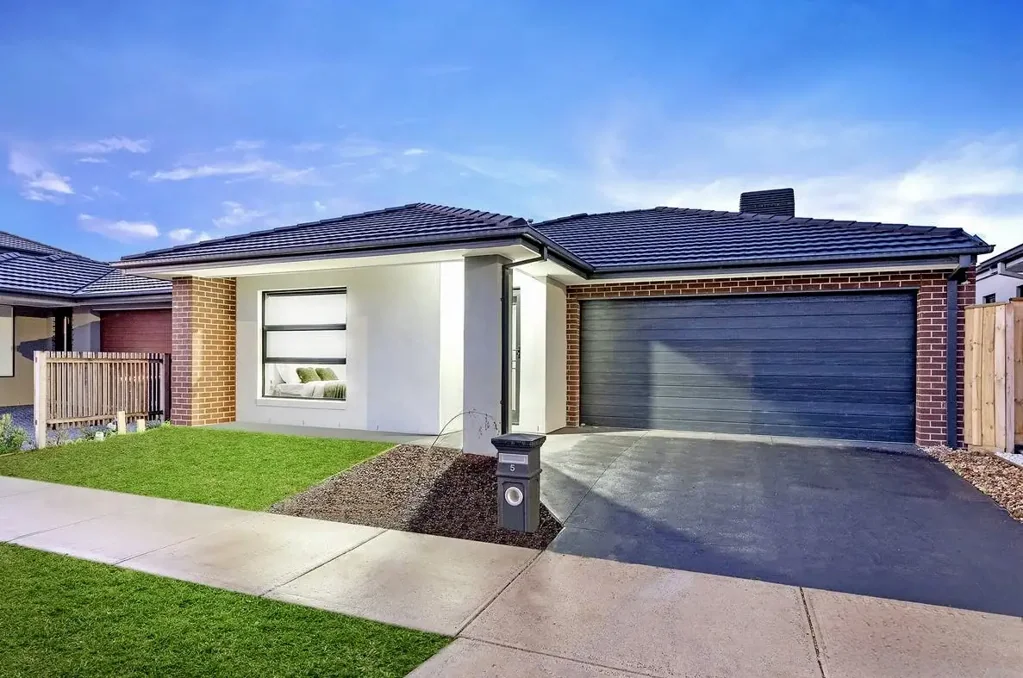 4 BEDROOM HOUSE IN SMITHS LANE ESTATE - CLYDE NORTH!