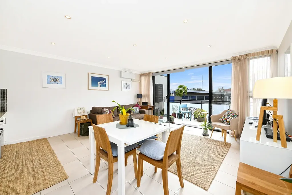 Modern, Bright & Spacious City- Fringe Living