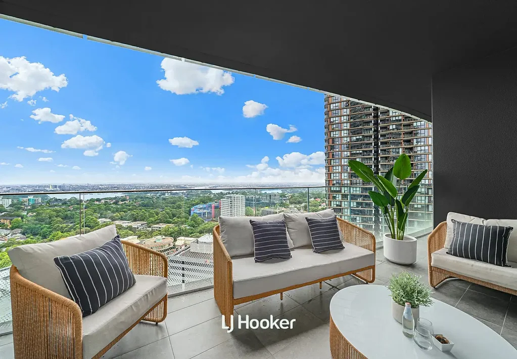 St Leonards 2房 The Landmark天际线 500 Pacific Hwy 高端奢华 开放式起居 壮丽全景视野 设计厨房 天然石材 高端电器 豪华浴室 世界级设施 礼宾服务 温水泳池 桑拿房 虚拟高尔夫 瑜伽工作室 安全停车 24/7礼宾服务 步行至火车站 公园餐饮 Premium Apartment with Elevated Outlook in the Heart of St Leonards