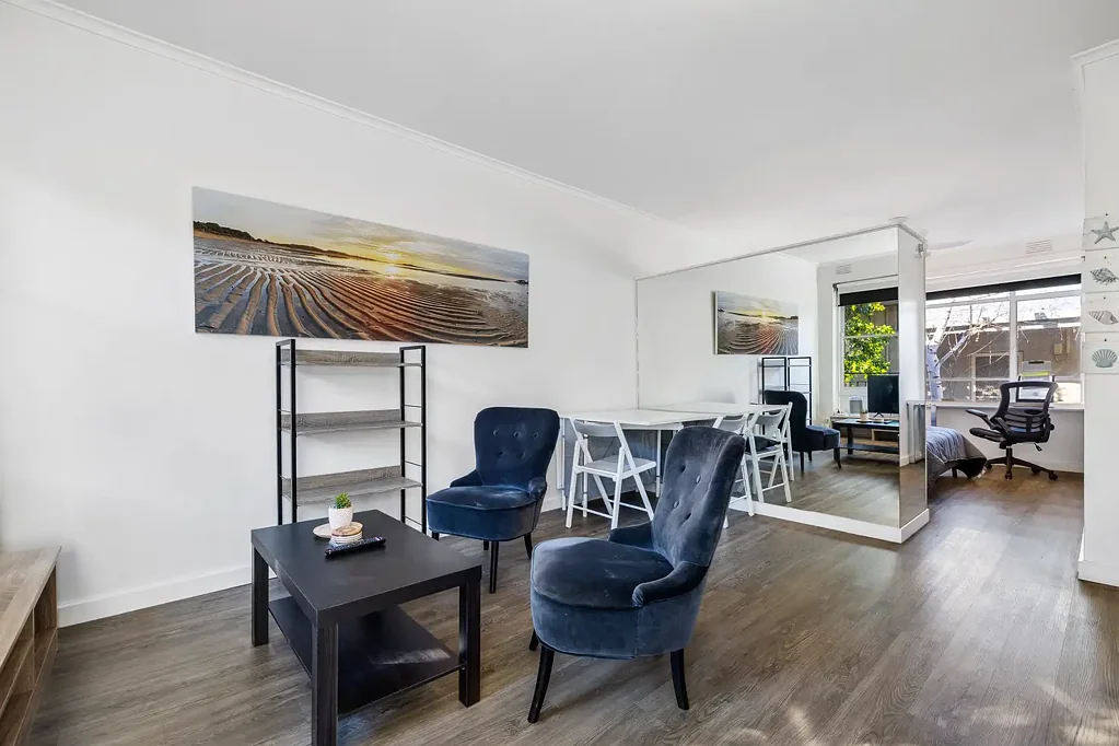 Fully Furnished St Kilda Pad!