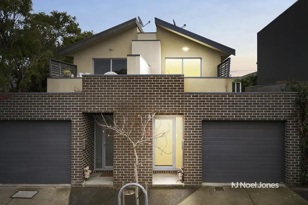 Richmond 2房 现代住宅奢居 两个卧室带衣帽间 欧洲洗衣房 单车库 便利生活中心 舒适居家体验 自然光线充沛 私人阳台放松 步行可达商圈 公园步道娱乐 Enjoy The Best Of Richmond On Foot