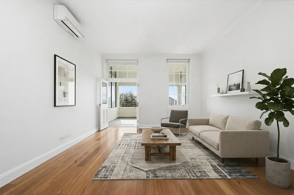 Spacious One Bedroom Apartment, Moments To The Water