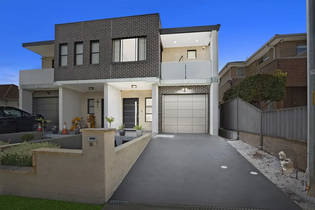 Merrylands 5ਬੈੱਡਰੂਮ PREMIUM POSITION, EXCEPTIONAL HOME - OPEN TO VIEW SAT 21/06/2025 @ 12-12.30PM