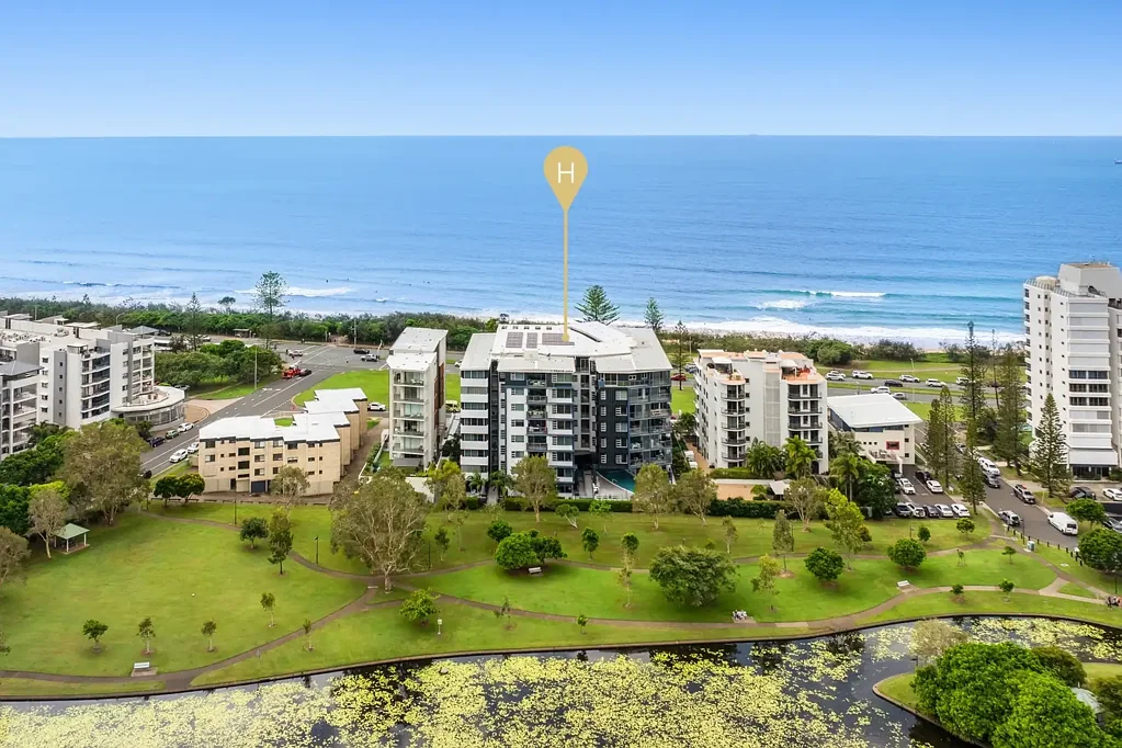 Alexandra Headland 3ห้องนอน Directly across from the beach with HUGE courtyard, inspect now!