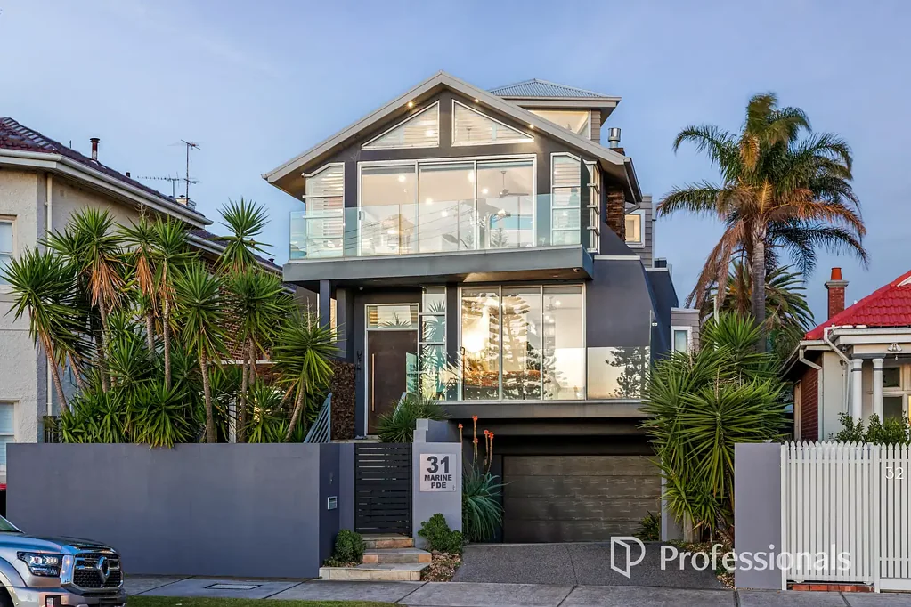St Kilda 4房 海滨瑰宝 中心前排位置 壮丽海湾景观 豪华细节 三层奢居 开放式空间 四卧三卫 优质电器 宏伟楼梯 四车位车库 精心花园 无框窗户 拱形天花板 Uninterrupted Views And Uncompromised World- class Luxury & opulence