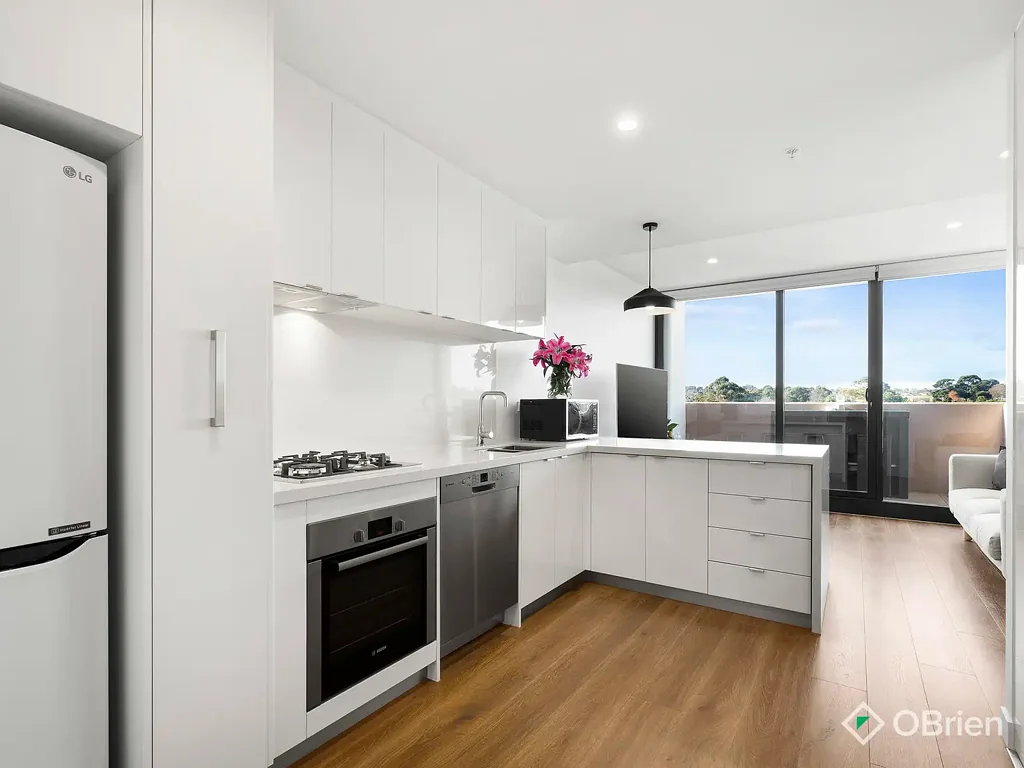 Chadstone 2房 安全精品综合楼 开放式起居阳台 现代厨房石材台面 宽敞卧室内置衣柜 全年舒适空调系统 地下停车位 优越地理位置 步行至火车站商场 Modern Comfort & Unbeatable Convenience