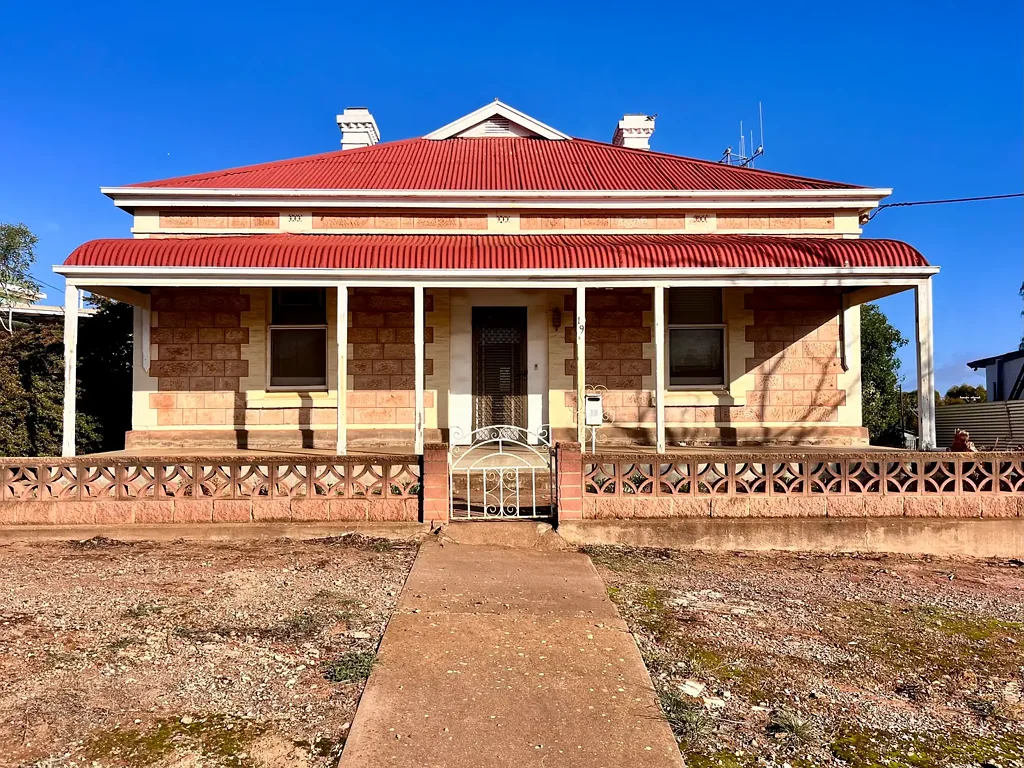 Peterborough 3ਬੈੱਡਰੂਮ Classic Symmetrical Stone Cottage with Charm and Potential