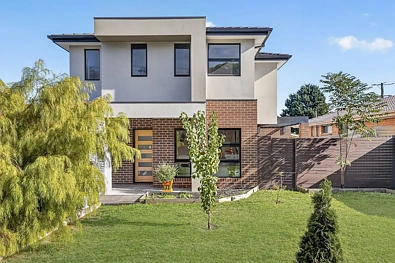 Dandenong 2房 砖混立面设计 独立起居空间 豪华主卧套间 现代厨房岛台 低维护庭院设计 便捷交通网络 The Brief: Stunning Double-Storey Townhouse — Space, Style and Location All in One