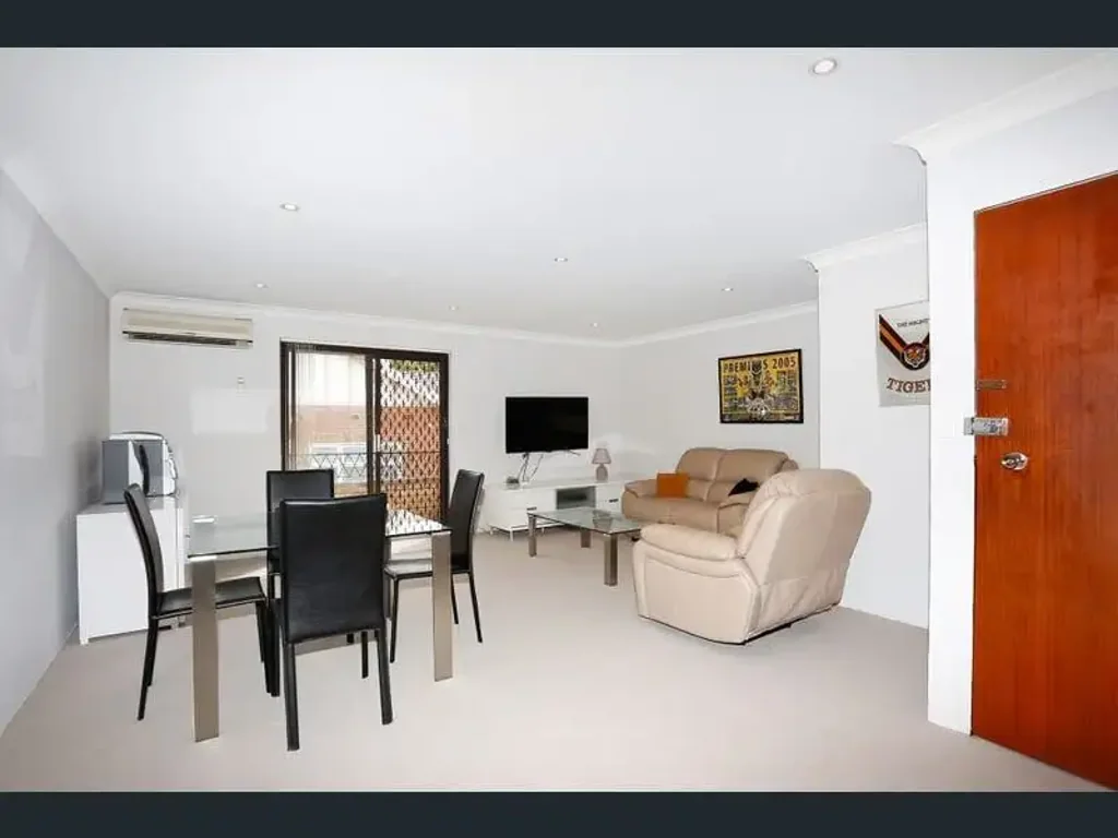 2 Bed Rooms Unit in Prime location