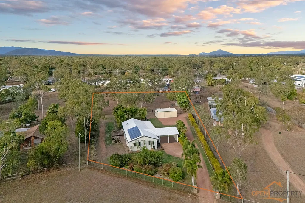 Mount Low 4غرفة نوم FULLY RENOVATED ACREAGE LIVING WITH IMPRESSIVE SHED & RESORT-STYLE LIFESTYLE