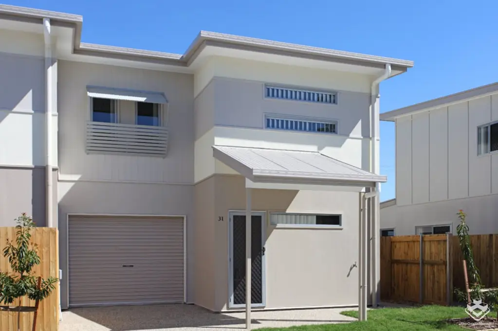 Wynnum West 3Phòng ngủ Modern Townhouse with Brand New Carpet