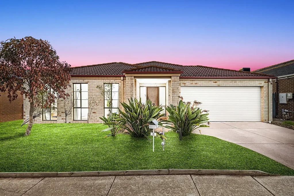 Manor Lakes 4 Bedroom Modern Family Living with 3 Living Zones !! East Facing !! Prime Location Near Ballan Road !!