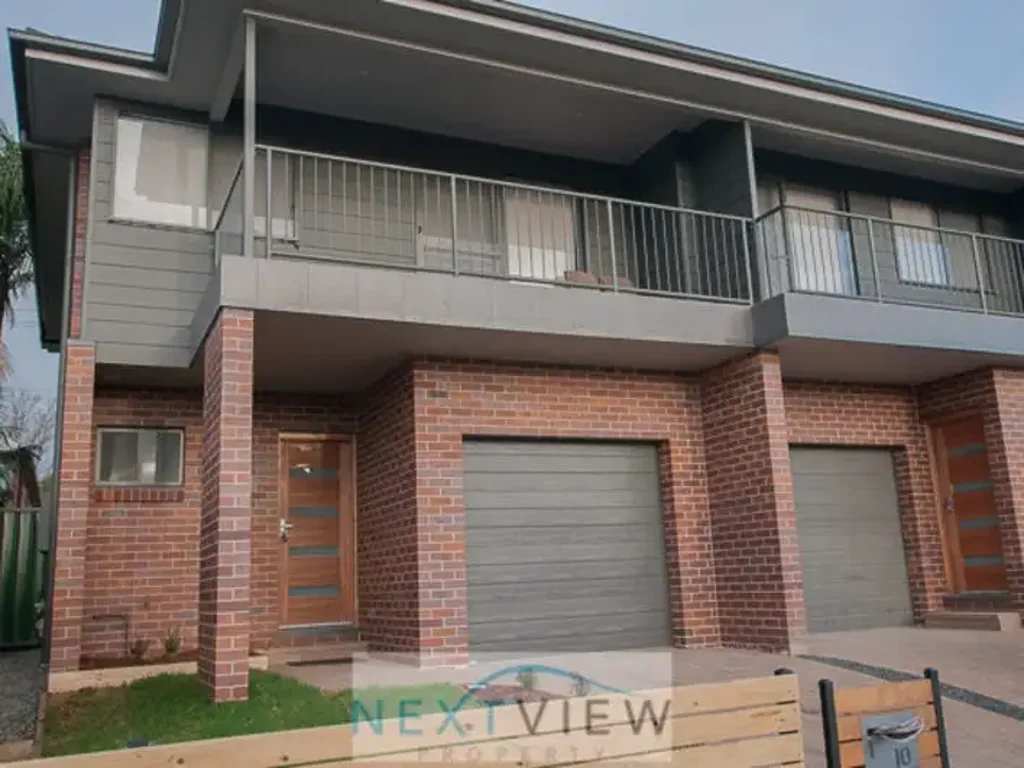MODERN TOWNHOUSE!