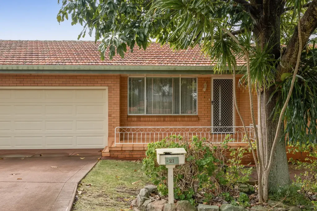 Centenary Heights 3Moenga Charming Centenary Heights Home Awaits You